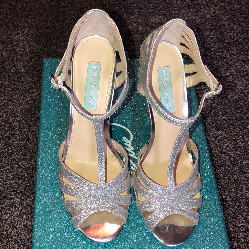 heels - Picture 2 of 3